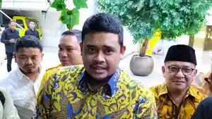 Wali-Kota-Medan-Bobby-Nasution-batik-kuning.jpg
