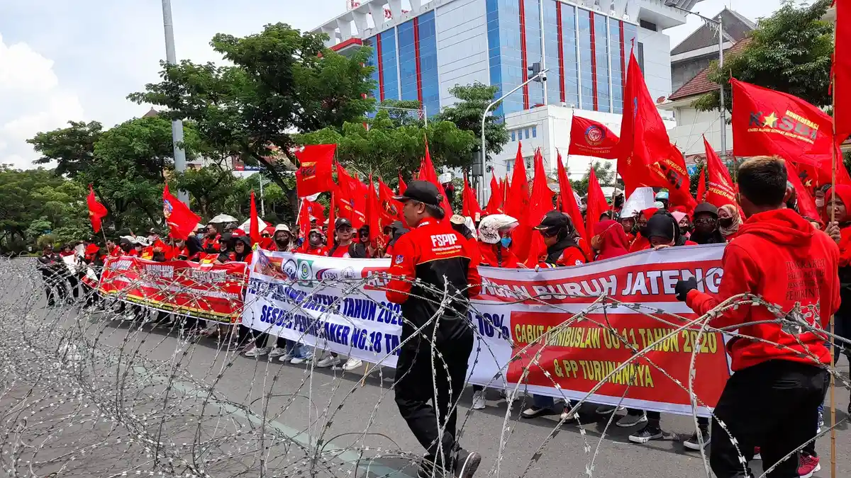 Kawal Penetapan UMK 2023, Aliansi Perjuangan Buruh Jateng Unjuk Rasa di Kantor Gubernur Jateng