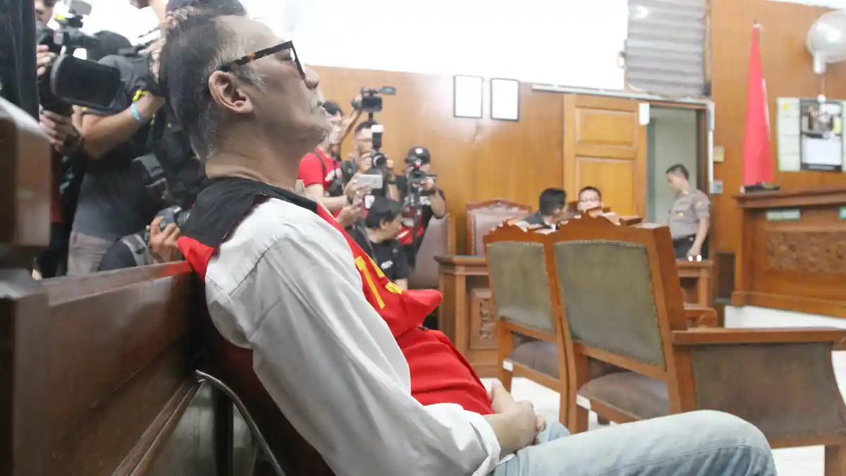 Kaki Pincang Akibat Stroke Ringan, Anaknya Sebut Tio Pakusadewo Butuh Terapi