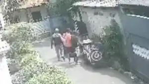 viral-pencurian-motor-pakai-gerobak-pemulung.jpg
