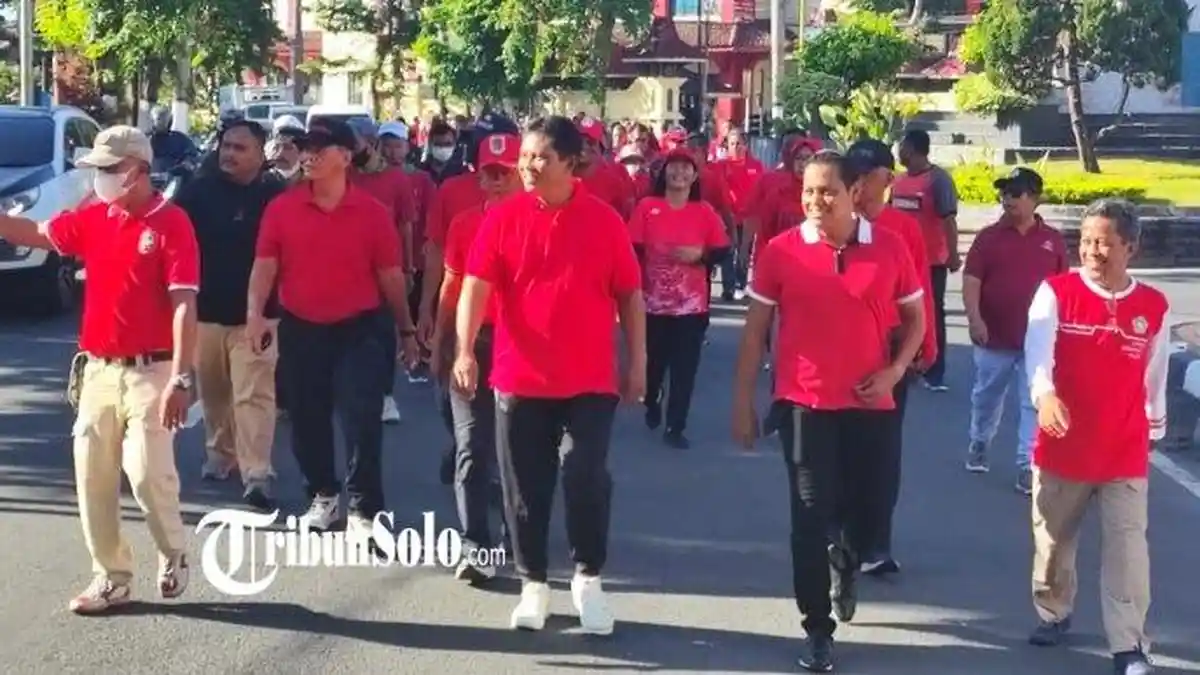 Meriahkan HUT ke-52 Korpri Klaten, Wabup Yoga Hardaya Ikuti Jalan Sehat Bareng Ribuan Peserta