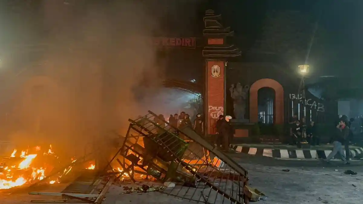 UPDATE Kantor Samsat Katang Terbaru Dibakar Massa Usai Jarah Gedung Pemkab dan DPRD Kediri