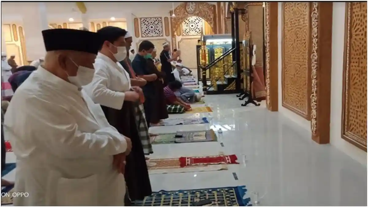 Bersyukur Salat Tarawih Bisa Kembali JemaahTokoh Masyarakat Sumsel Haji Halim Adakan Safari Ramadan