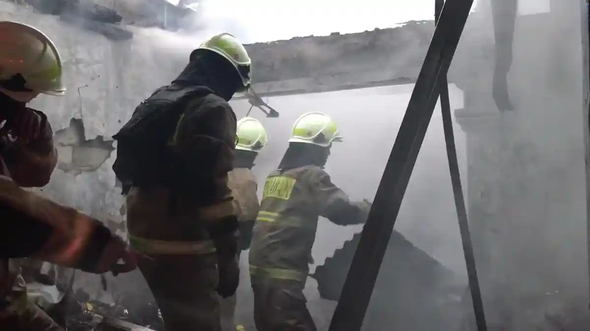 Akibat Gas Bocor, Warung Bubur dan 3 Rumah Kontrakan di Cakung Ludes Terbakar