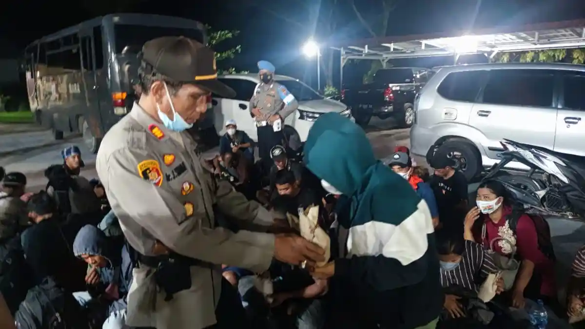 Polsek Labuhan Ruku Gagalkan 34 PMI Yang Hendak Berangkat Ke Malaysia Dengan Pelayaran Berbahaya