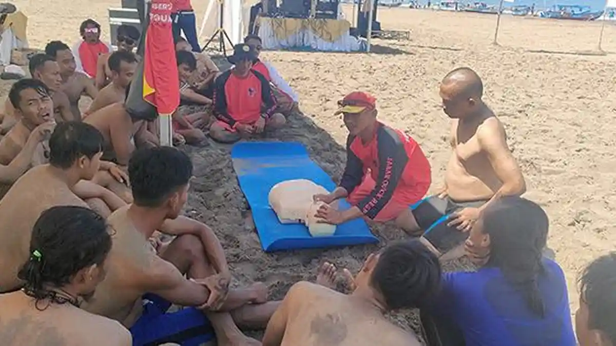 Berlatih Pertolongan Pertama, Peserta Lifeguard se-Jawa Barat Digembleng di Pangandaran