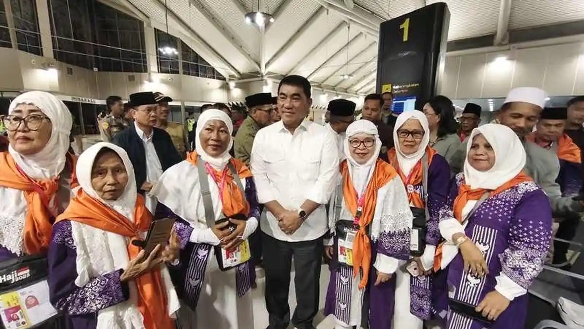 Gubernur Sulut YSK Antar Keberangkatan Jemaah Haji Menuju Mekkah