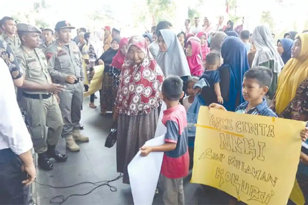 Warga Berdemonstrasi ke DPRK