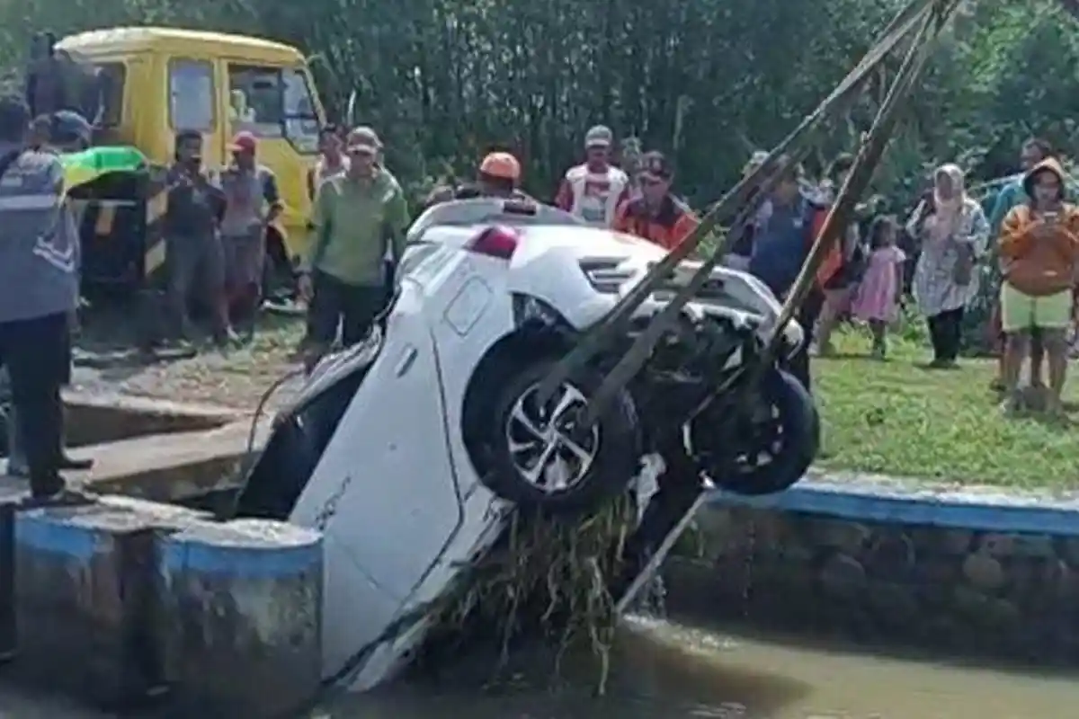 Mobil Ayla Nyemplung Saluran Irigasi di Sukoharjo, Pengendara Andalkan Navigasi Google Maps