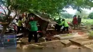 Warga-dibantu-petugas-membongkar-bangunan-di-TPU-Kober-Rawa-Bung.jpg