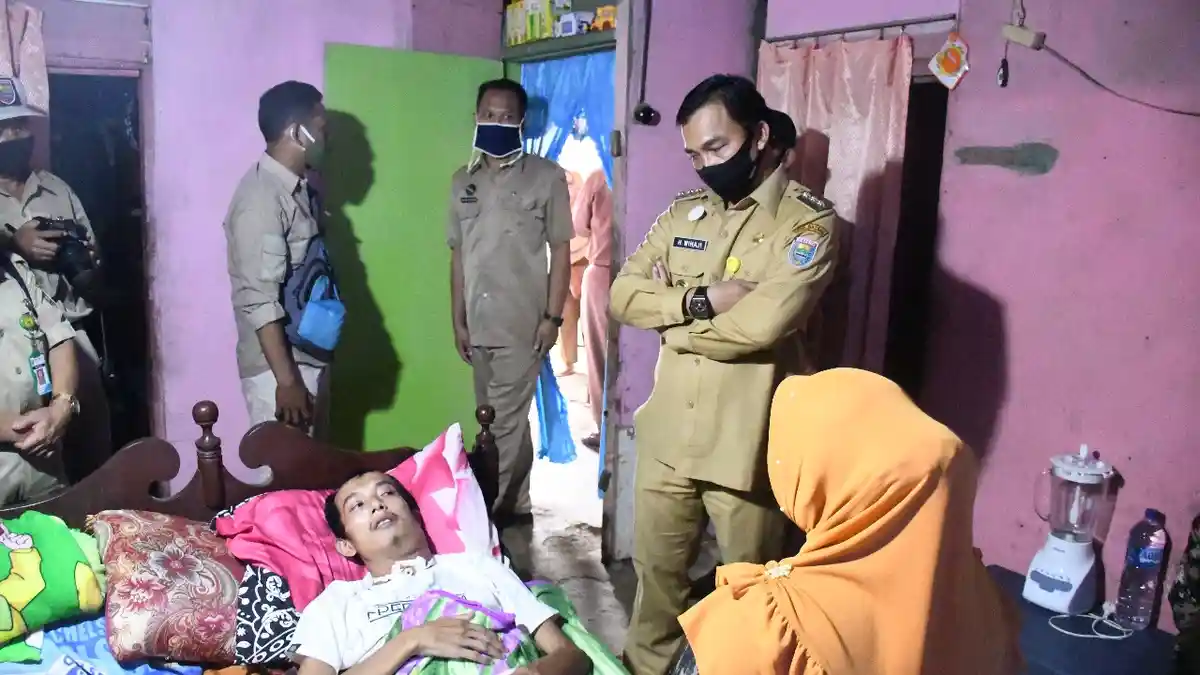 Bupati Batang Wihaji Beri Bantuan Warga Penderita Kanker Getah Bening