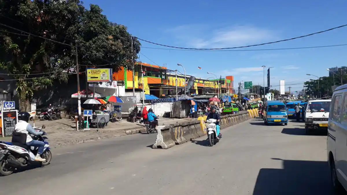 Lalu Lintas Di Jalan Raya Puncak Depan Pasar Ciawi Pagi Ini Ramai Lancar
