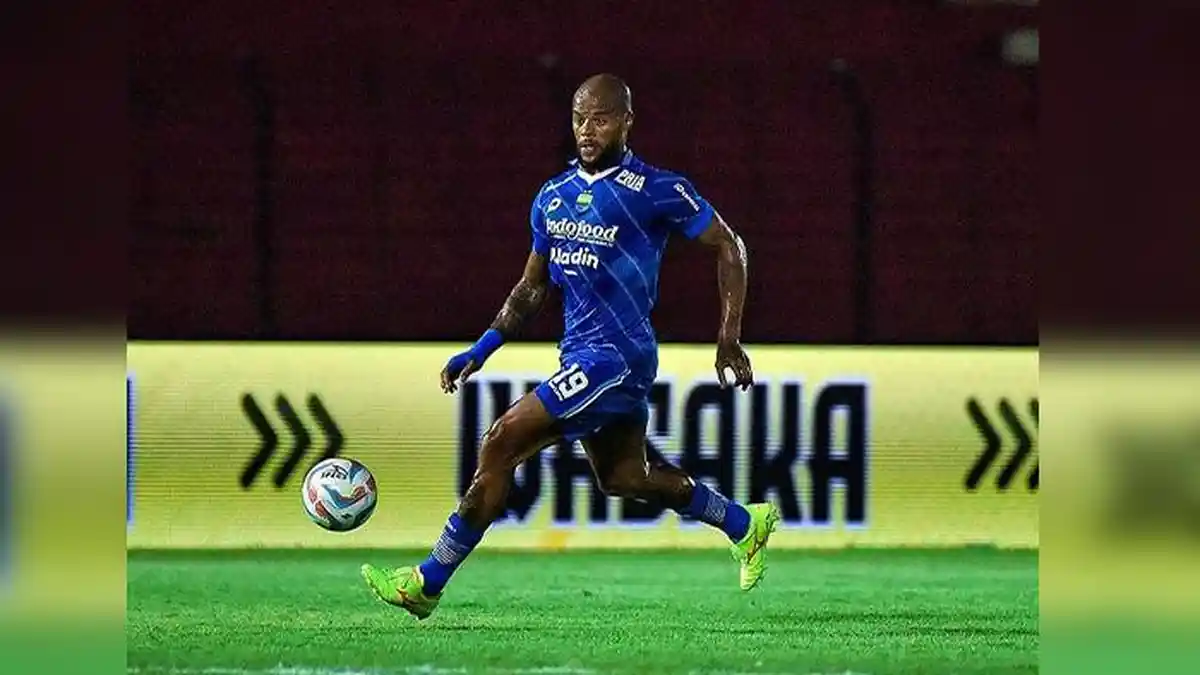 Bermain dengan 10 Pemain, Persib Bandung Tahan Imbang Barito Putera