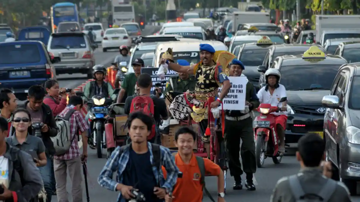Sang Kopral Berkostum Gatotkaca Naik Becak Bagi-Bagi Takjil