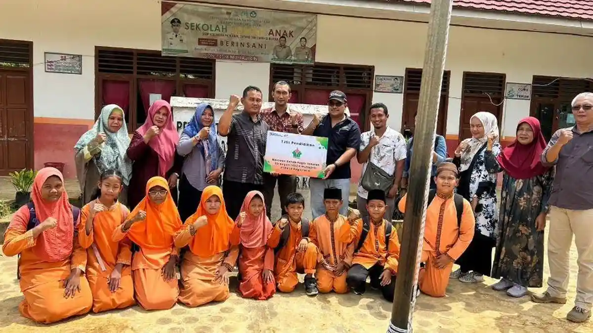 PTPN IV Regional 4 Jambi Bantu Perbaikan Pagar SD 145 Desa Muhajirin Jaluko