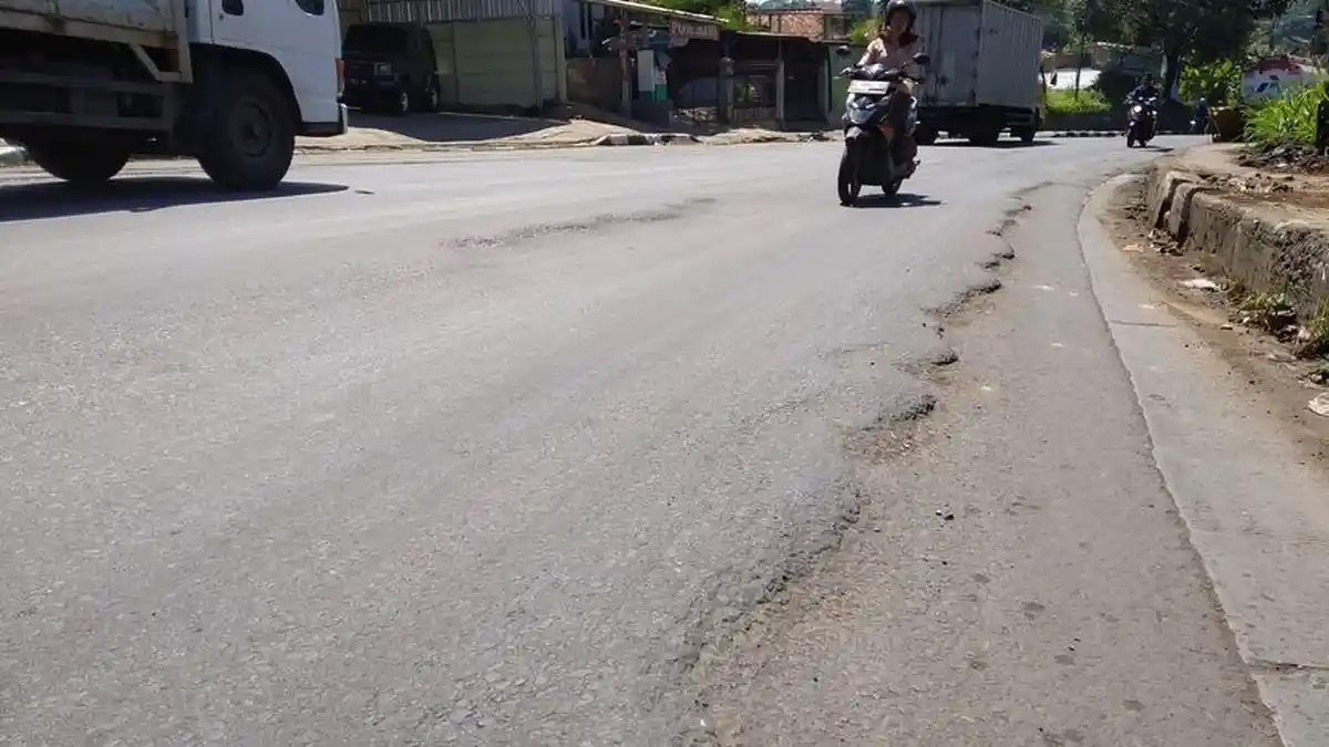 Jalan Bergelombang Banyak Ditemukan di Jalan Raya Cirebon-Bandung, Ini Dugaan Penyebabnya