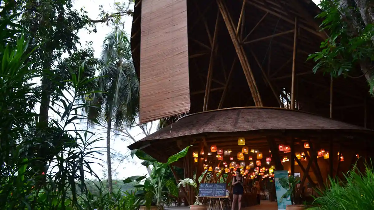 Ini Dia Restoran Berbentuk Kapal Terbuat dari Bambu