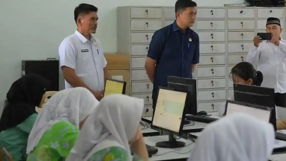 Ketua DPRD Provinsi Jambi Pantau Tes CAT PPDB SMA Titian Teras