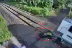 tangkapan-layar-video-tiga-orang-nyaris-tersambar-kereta-api.jpg