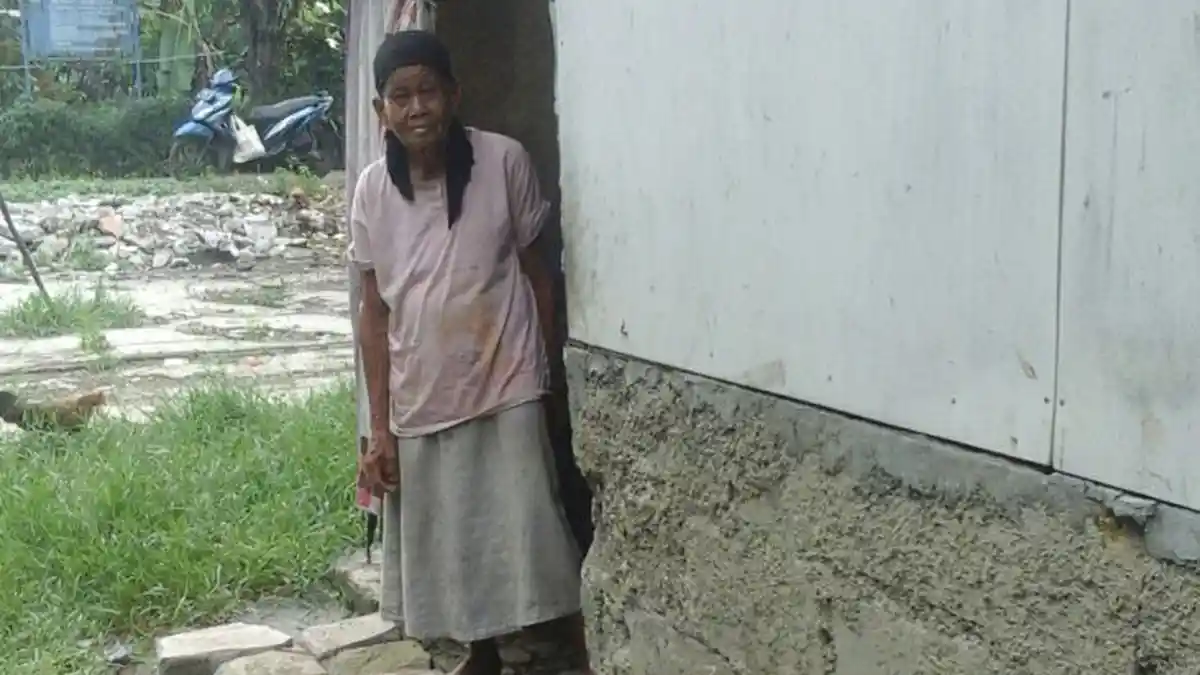 Kisah Mantan Penari Jaipong dan Guru Silat yang Sebatang Kara Tinggal di Rumah Reot