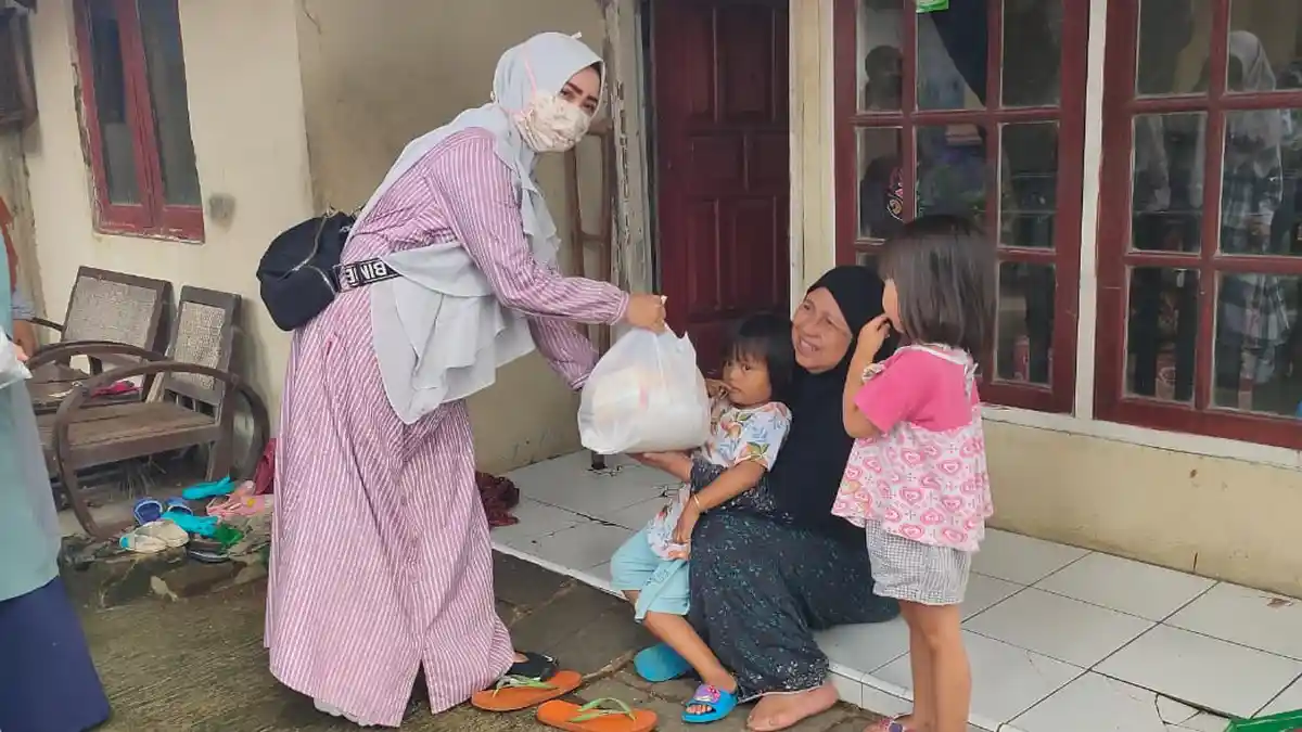 Peringati Hari Kartini Komite SIT Tazkia Inzani Majalengka Bagikan Sembako Pada Warga Jompo