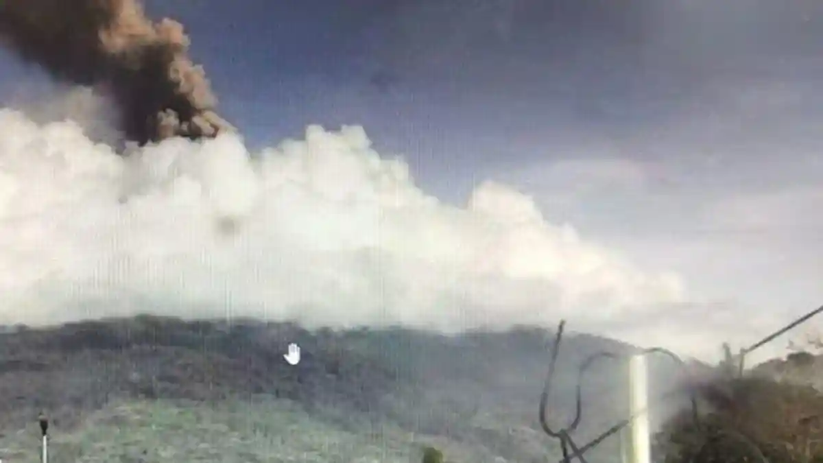 Gunung Kerinci Erupsi, Semburkan Abu Vulkanik ke Wilayah Sumatera Barat