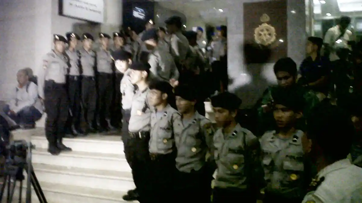 Pimpinan KPK Telepon Komjen Badrodin Bicarakan Penahanan Bambang