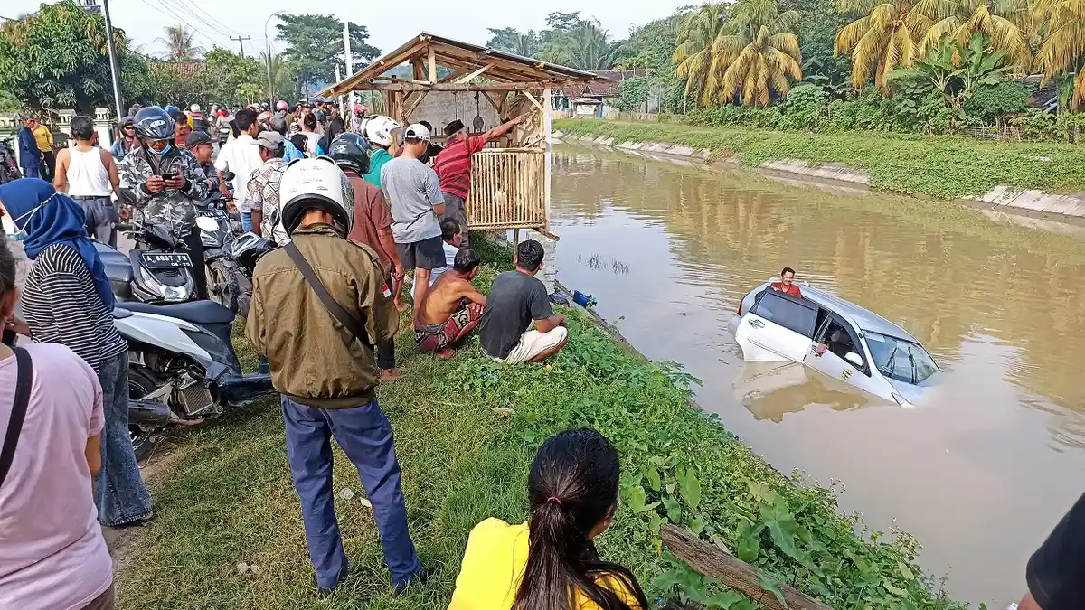 BREAKING NEWS Mobil Terjun ke Kali Anyar Pamarayan Jadi Tontonan Warga