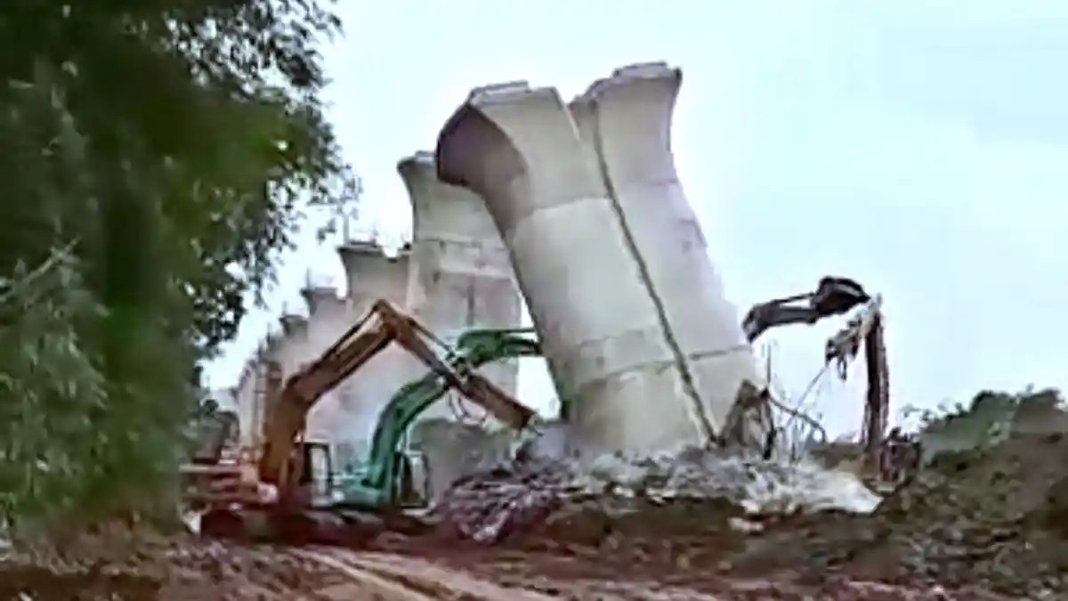 Momen Tiang Beton Raksasa Penyangga Jalur Kereta Api Cepat Jakarta Bandung Dibongkar