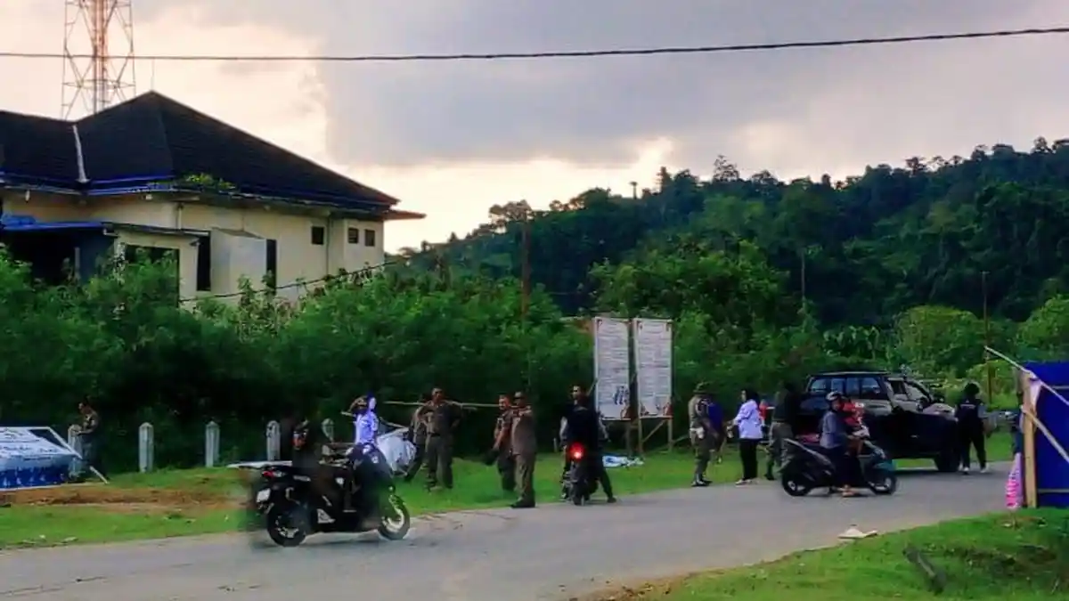 Bawaslu Halmahera Tengah Maluku Utara Bersihkan APS Paslon Pilkada 2024