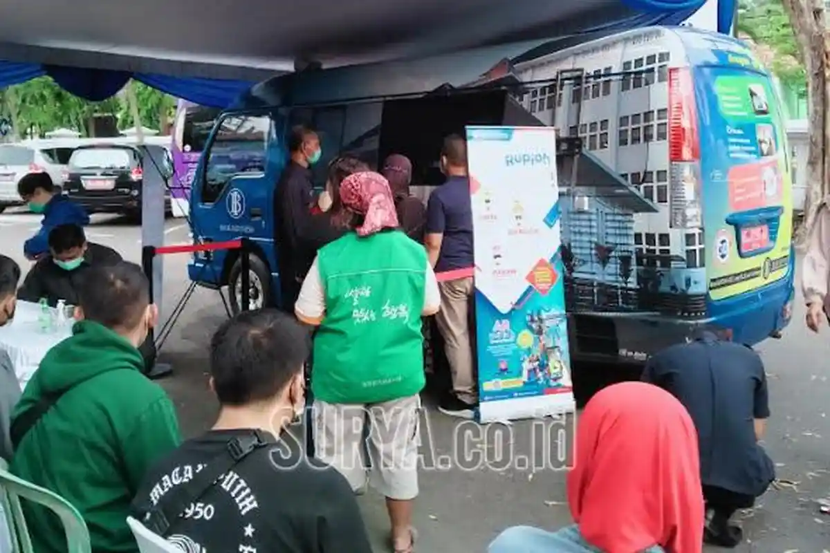 Jelang Lebaran 2022, Warga Kota Kediri Antusias Tukarkan Uang Baru di Mobil Kas Keliling BI