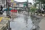 Genangan Air Ganggu Lalu Lintas di Persimpangan RTM–Akses UI
