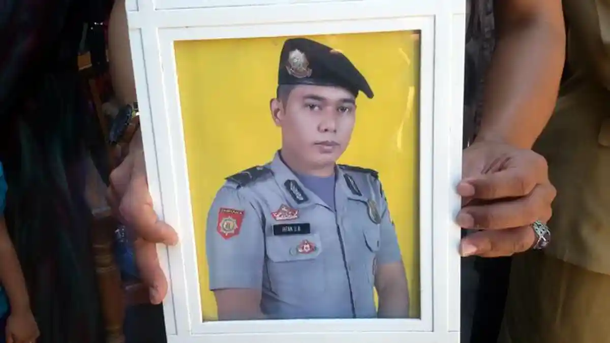 Pelukan Terakhir Brigpol Irfan untuk Sang Istri