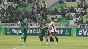Pesepakbola-PSMS-Medan-saling-berebut-bola-dengan-pesepakbola-Garudayaksa-FC.jpg