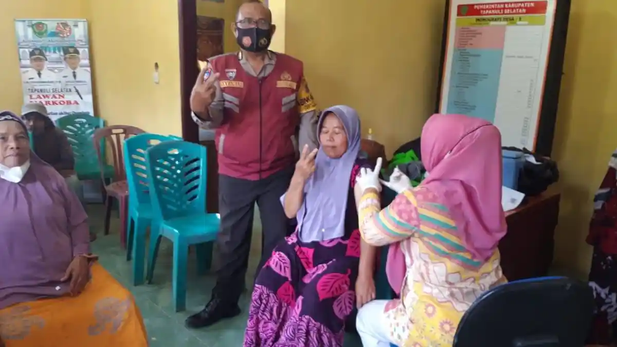 Bhabinkamtibmas Polsek Batangtoru Kawal Vaksinasi Dosis I, II dan III di Kecamatan Marancar