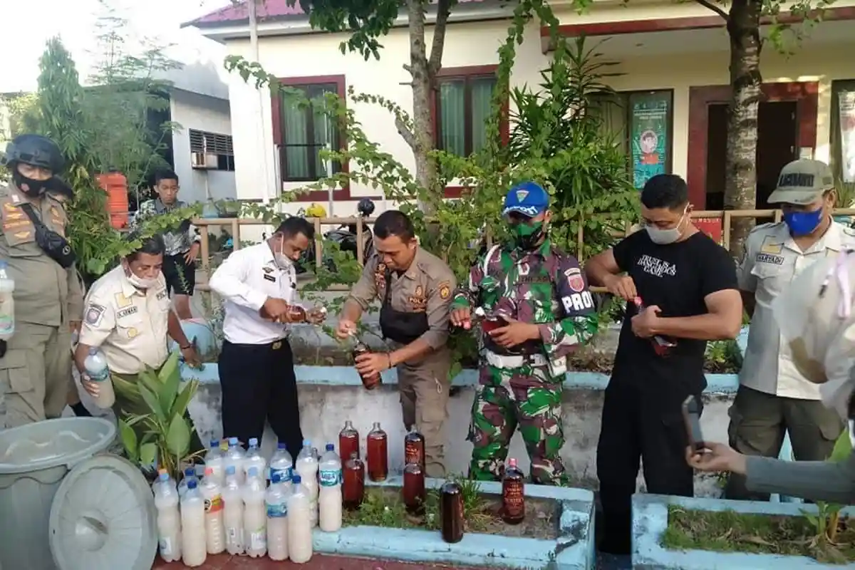 Satpol PP Bulukumba Musnahkan Puluhan Botol Ballo dan Miras Kemasan