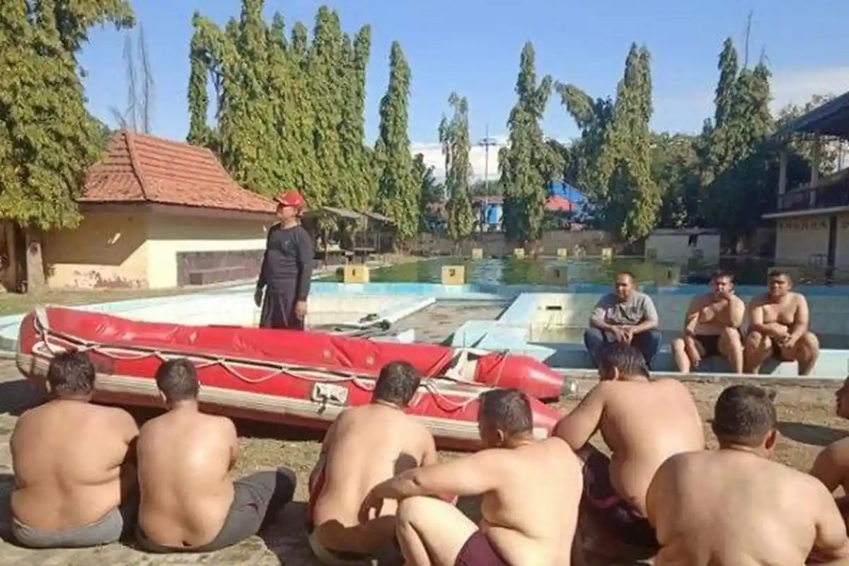 Puluhan Polisi Dengan Perut Buncit Lakukan Hal Ini Untuk Mengembalikan Tubuh Idealnya