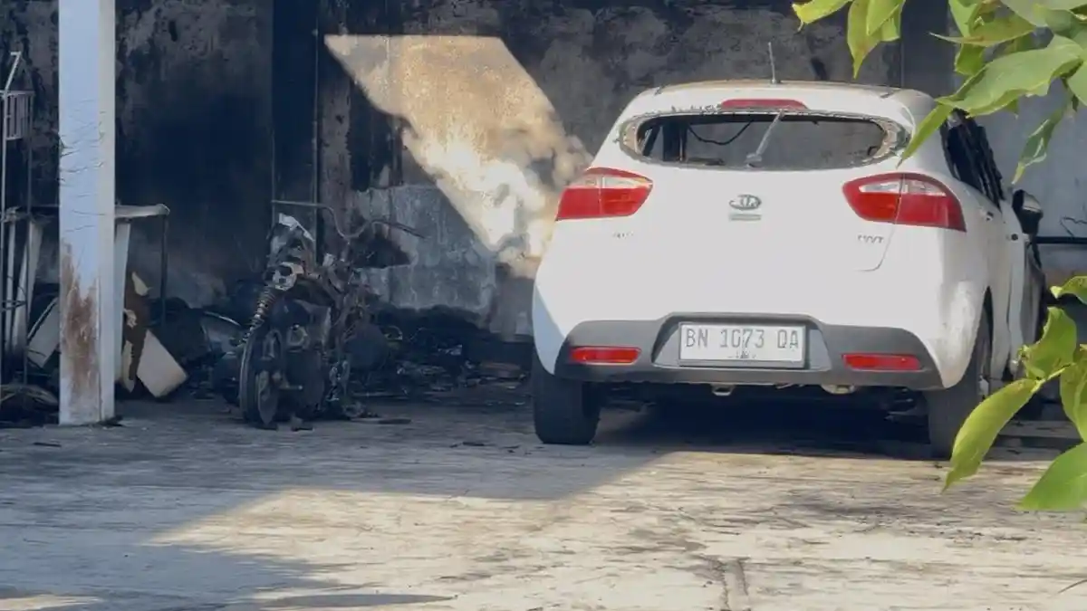 Warga Selindung Kaget Dengar Suara Ledakan, Garasi Mobil dan Motor Hangus Terbakar - Bangkapos.com