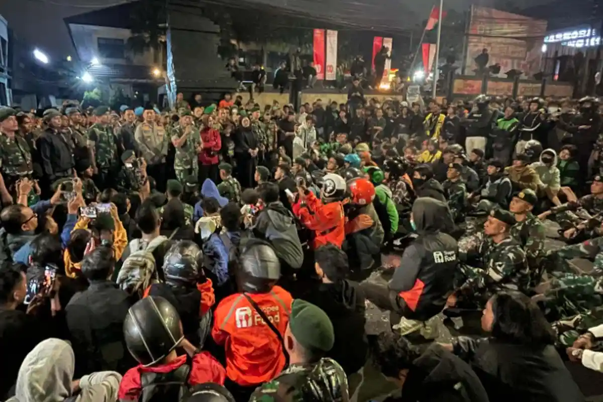 Kapolresta dan Pangdiv Kostrad Temui Massa Solidaritas Affan Kurniawan di Polresta Malang Kota