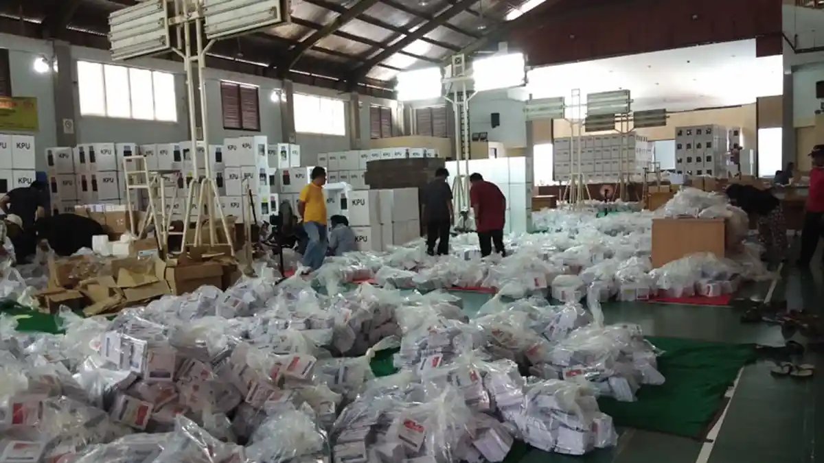 Kekurangan Tenaga, PPK Kecamatan Johar Baru Cek Logistik Hingga Malam
