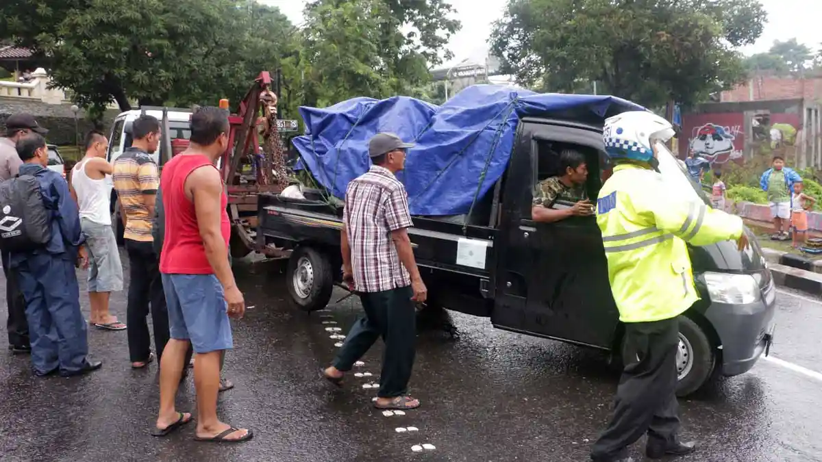 BREAKING NEWS : X-Trail yang Dikemudikan Seorang Wanita Diduga Pemicu Kecelakaan Karambol - kecelakaan-karambol_20170106_123027.jpg