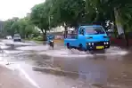 banjir-menggenangi-ruas-jalan-dekat-perempatan-jalan-polda-ntt.jpg