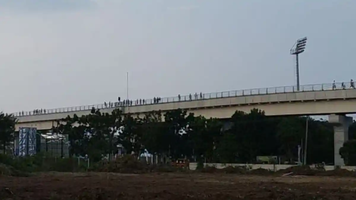 LRT Palembang Mogok Lagi, Penumpang Lanjutkan Perjalanan Jalan Kaki Susuri Rel