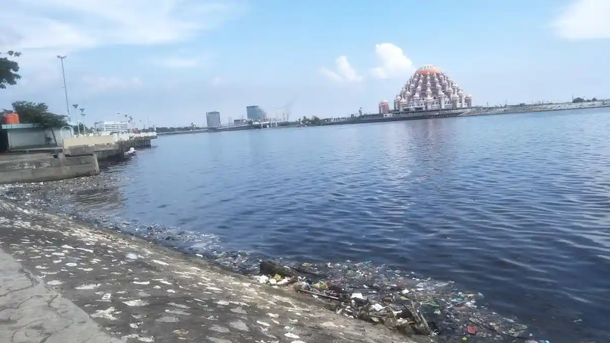 Begini Kondisi Pinggir Pantai Losari Makassar di Tengah Pandemi, Banyak Sampah Berserakan