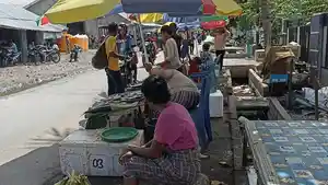 Sampah-tertumpuk-di-drainase-dan-penjual-ikan-basah.jpg