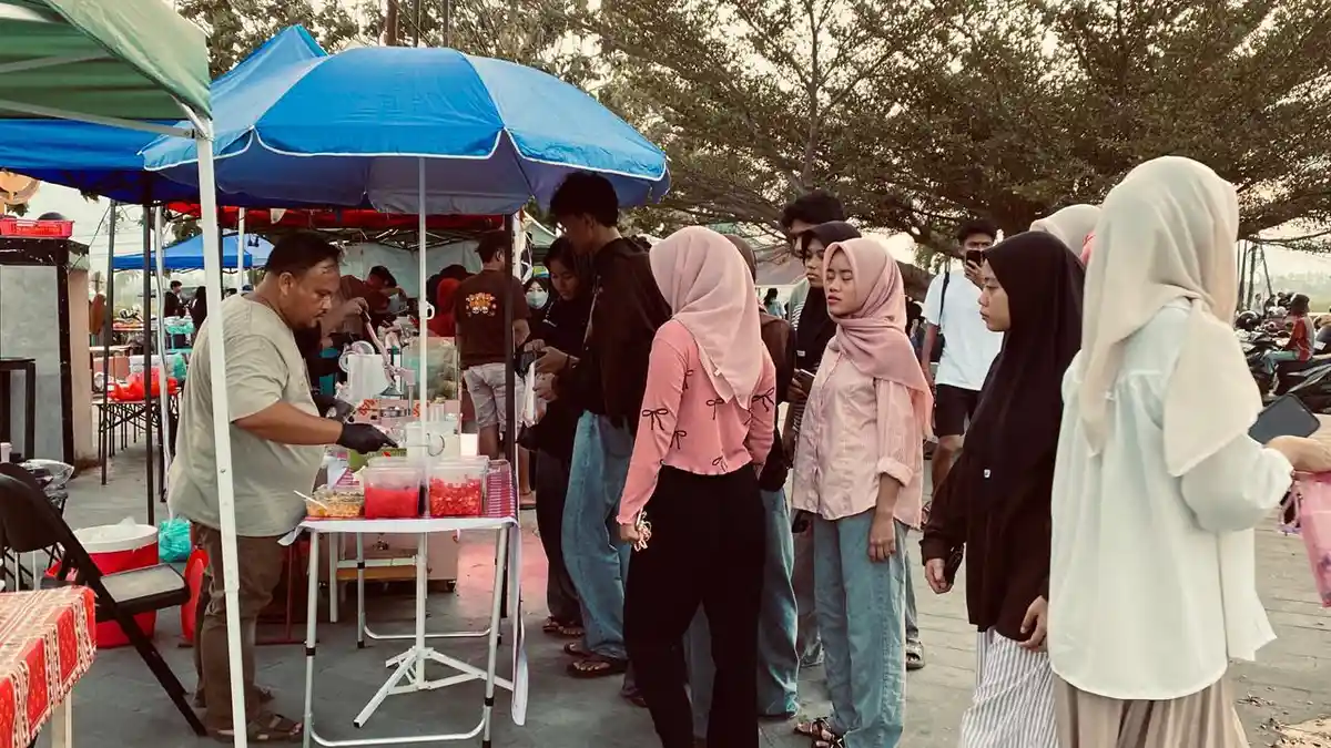 Muda Mudi Berburu Takjil di Center Poin Bone Bolango Gorontalo