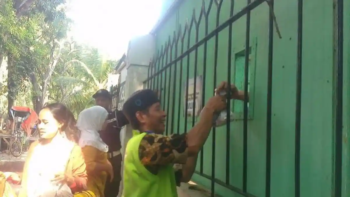 Pagar Masjid Kejagung Didobrak, 500 Kantong Daging Diambil Warga