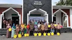 Batalyon-B-Satbrimob-Polda-DIY-Beri-Bansos-untuk-Warga.jpg