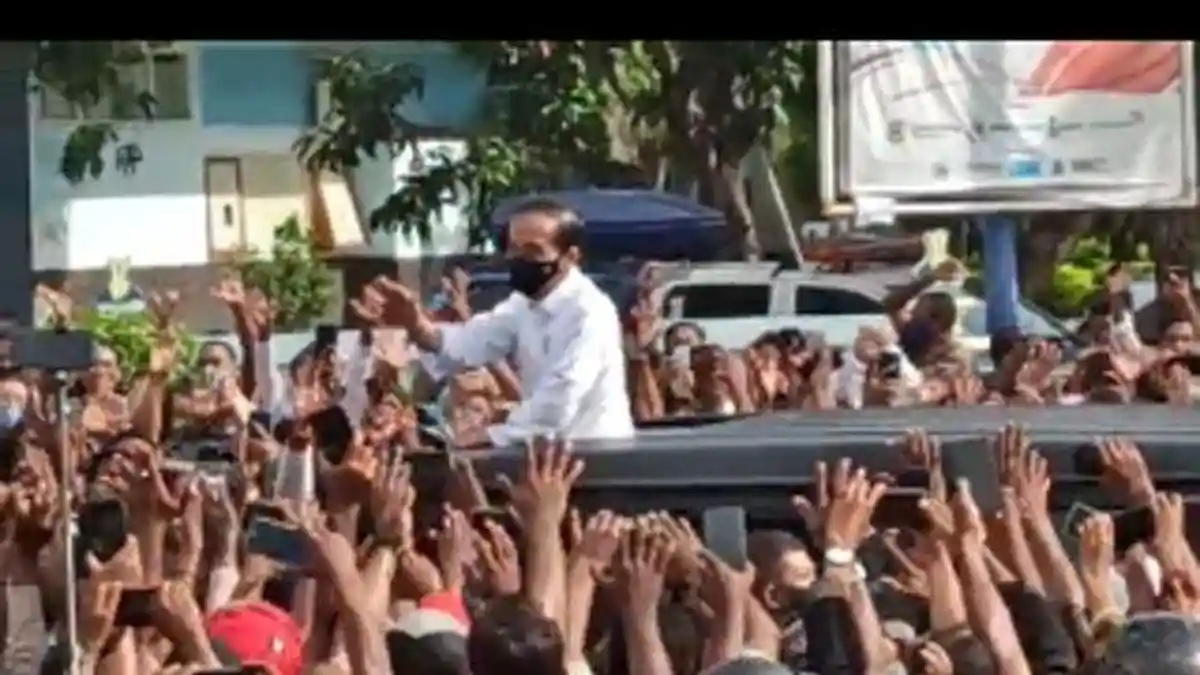 Jokowi Disambut Warga NTT Sampai Mobil Dikejar, Paspampres Sampai Jatuh Didorong Emak-emak