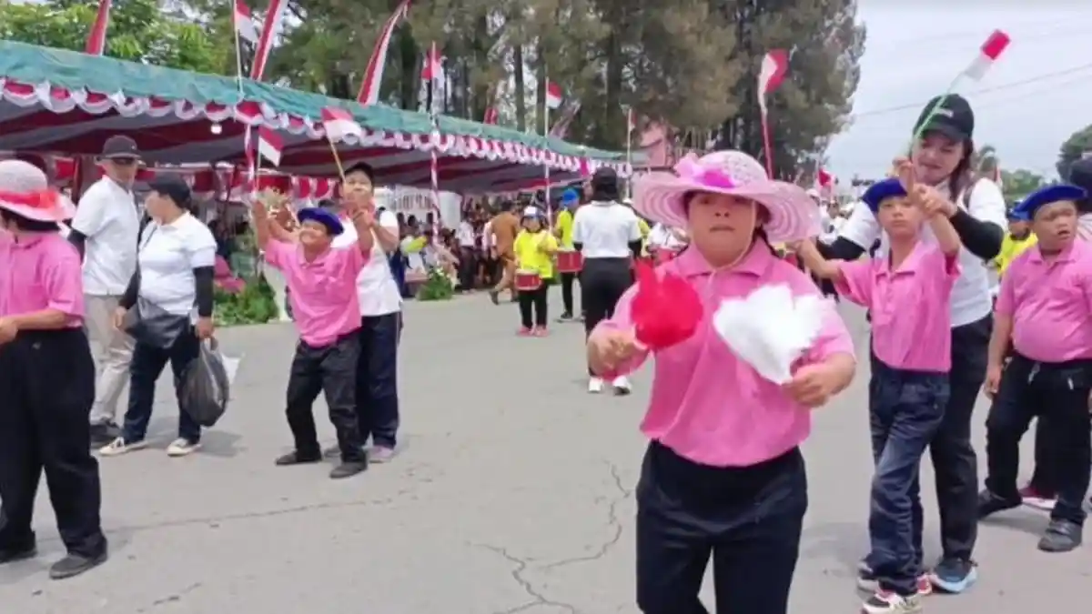 Keterbatasan Tak Penghadang, Semangat Pawai Pelajar Yayasan Alpha Omega Kabanjahe Sambut Kemerdekaan